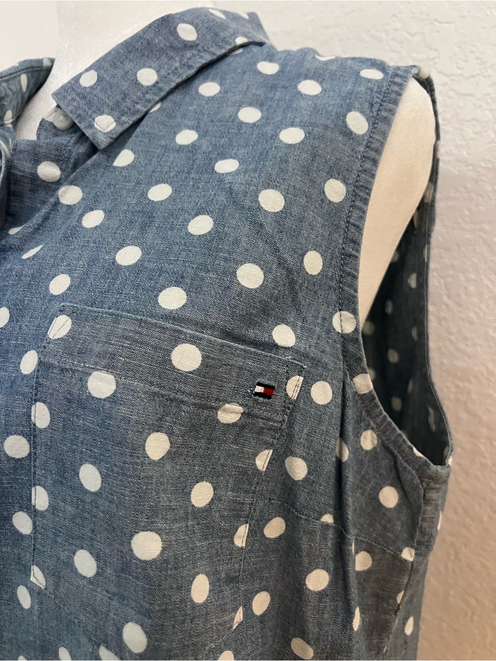 NWT Tommy Hilfiger Polka Dot Sleeveless Button Up Blouse – Women’s Large - Picture 3 of 8